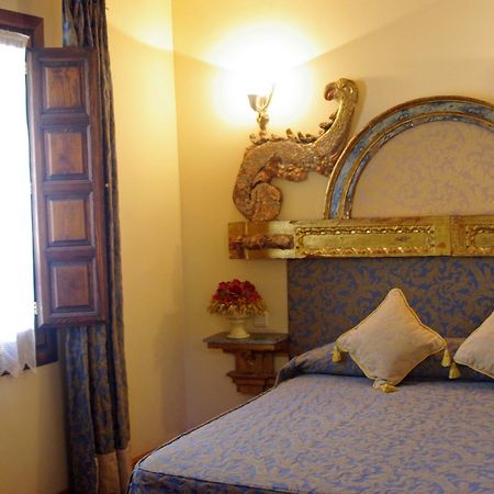 Hotel Alcazar Сеговия Номер фото